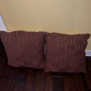 2 Decorative pillows